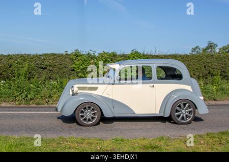 1937 30 anni trenta Ford Anglia, White Car benzina 1200 cc, hot atch personalizzato. versione hot rod personalizzata, con moderni cerchi in lega aftermarket. Foto Stock