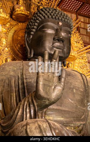 Grande Buddha nella sala Daibutsuden al Tempio Todai-ji, Nara, Giappone. Foto Stock
