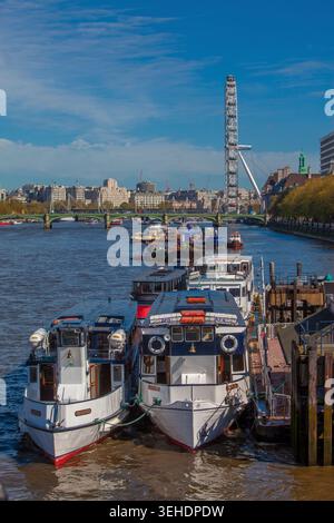 Barche all'Albert Embankment sulla riva sud del Tamigi con il London Eye sullo sfondo, Londra, Inghilterra, Regno Unito Foto Stock