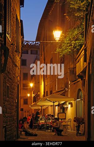 Taverna vicolo idilliaca nel centro storico di Pistoia, Toscana, Italia Foto Stock
