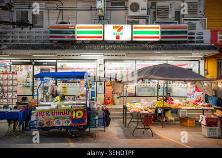 7undici negozi al mercato alimentare municipale nel centro di Khlong Yai nella provincia di Trat in Thailandia. Thailand, Trat, 10 novembre 2025. Foto Stock