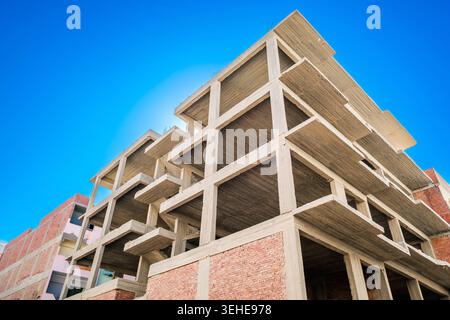 casa monolitica a più piani incompiuta Foto Stock
