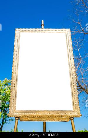 cornice verticale o banner con spazio vuoto bianco sullo sfondo della natura Foto Stock