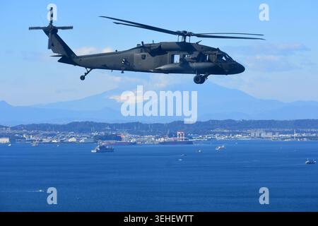Un elicottero Black Hawk con il Battaglione dell'aviazione dell'esercito statunitense Japan partecipa a una prova di volo con il Monte Fuji, in Giappone, sullo sfondo dicembre Foto Stock
