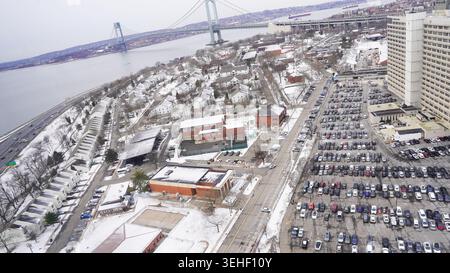 La fotografia aerea di U.S. Army Garrison Fort Hamilton, scattata l'11 febbraio, mostra l'installazione, con l'icona Verrazano Narrows Bridge sullo sfondo. TH Foto Stock