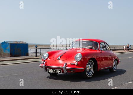1961 Porsche 356, auto sportiva che guida lungo il lungomare a Southend on Sea, Essex, Regno Unito. Foto Stock