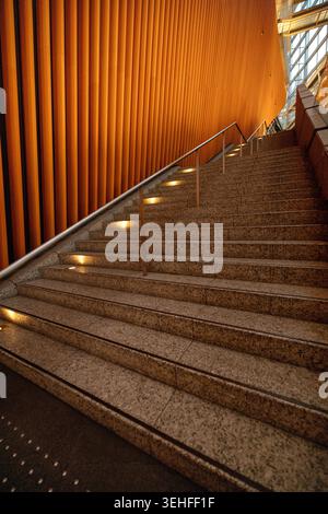 Atrio interno del Tokyo International Forum nel quartiere Marunouchi di Tokyo, Giappone. Foto Stock