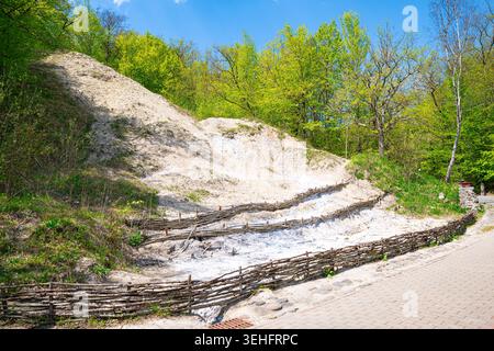Terrazze di sale bianco sulla collina vicino al lago degli Orsi a Sovata, Romania Foto Stock