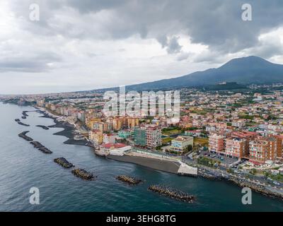 Panorama aereo di Torre del Greco con il Vesuvio sullo sfondo, paesaggio urbano costiero vicino a Napoli, Italia Foto Stock