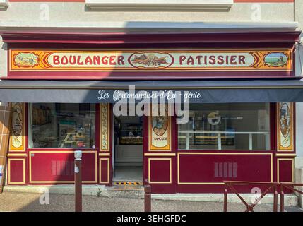 Cachan, Francia - 8 maggio 2026: Facciata di una panetteria tradizionale e pasticceria caratterizzata da vivaci cartelli e dettagli decorativi che rappresentano il culto francese Foto Stock