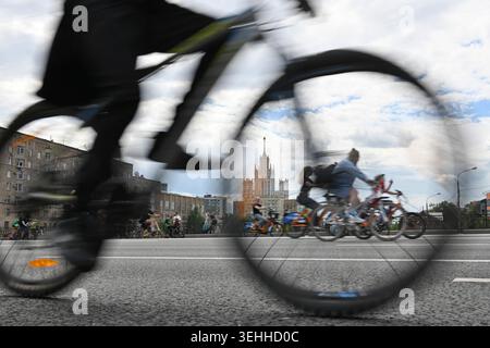 Mosca, Russia. 24 maggio 2026. Le persone viaggiano in bicicletta durante un festival primaverile della bicicletta a Mosca, Russia, 24 maggio 2026. Il festival primaverile della bicicletta mirava a promuovere uno stile di vita sano e ecologico. Crediti: Alexander Zemlianichenko Jr/Xinhua/Alamy Live News Foto Stock