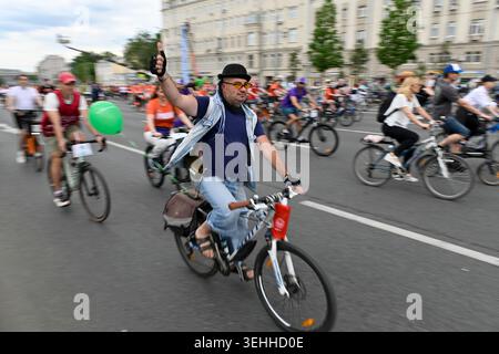Mosca, Russia. 24 maggio 2026. Le persone viaggiano in bicicletta durante un festival primaverile della bicicletta a Mosca, Russia, 24 maggio 2026. Il festival primaverile della bicicletta mirava a promuovere uno stile di vita sano e ecologico. Crediti: Alexander Zemlianichenko Jr/Xinhua/Alamy Live News Foto Stock