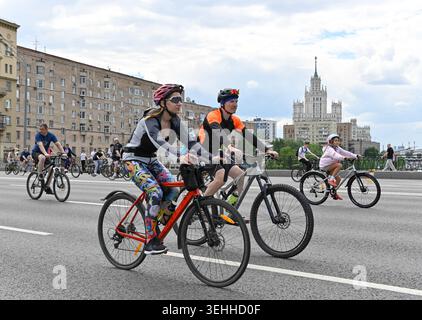 Mosca, Russia. 24 maggio 2026. Le persone viaggiano in bicicletta durante un festival primaverile della bicicletta a Mosca, Russia, 24 maggio 2026. Il festival primaverile della bicicletta mirava a promuovere uno stile di vita sano e ecologico. Crediti: Alexander Zemlianichenko Jr/Xinhua/Alamy Live News Foto Stock