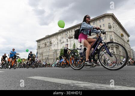 Mosca, Russia. 24 maggio 2026. Le persone viaggiano in bicicletta durante un festival primaverile della bicicletta a Mosca, Russia, 24 maggio 2026. Il festival primaverile della bicicletta mirava a promuovere uno stile di vita sano e ecologico. Crediti: Alexander Zemlianichenko Jr/Xinhua/Alamy Live News Foto Stock