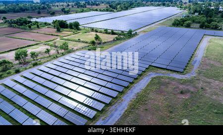 Un'estesa azienda di energia solare fotovoltaica integrata in un paesaggio rurale a khon kaen, thailandia, che offre una produzione di energia sostenibile. Foto Stock