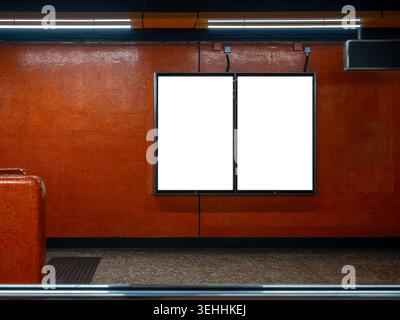 Mockup vuoto per doppio lightbox su sfondo con piastrelle rosse nel muro della stazione della metropolitana. Affissioni, media di marketing urbano, trasporti pubblici Foto Stock