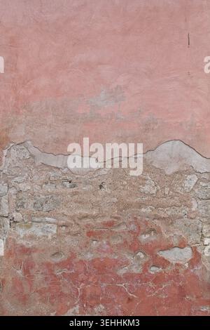 Primo piano della struttura rustica delle pareti con strati di vernice e materiali esposti, Saaremaa, Estonia, Europa. Foto Stock