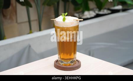 Tè freddo rinfrescante con frutta e menta Foto Stock