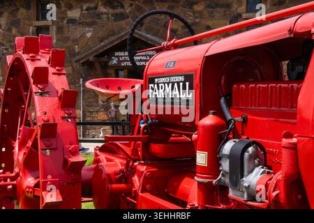 Trattore d'epoca McCormick-Deering Farmall degli anni '1920 di fronte al Woolaroc Barnyard and Petting Zoo presso il Woolaroc Museum & Wildlife Preserve in Oklahoma. Foto Stock
