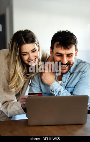 Intrattenimento online e social media. Coppia diversificata e multietnica che si diverte nel mondo digitale Foto Stock