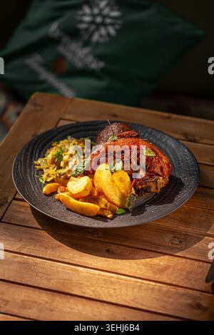 Nocciolo di maiale con patate e crauti Foto Stock