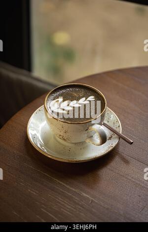 Latte Hojicha con latte art sul tavolo Foto Stock
