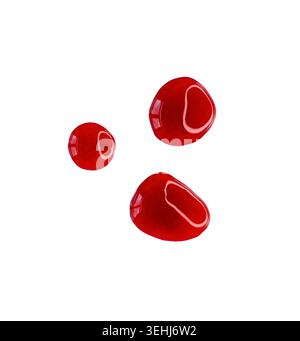 Tre gocce di marmellata o salsa dolce rossa isolata su un percorso di ritaglio bianco Foto Stock