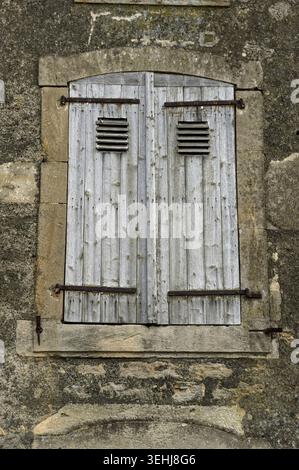 Facciate Vieilles, portes et linteaux dans le Village. | facciata antica nel villaggio di Pierrepont Foto Stock