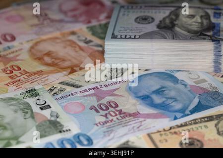 Lira turca e pila di banconote in dollari USA nel concetto globale di investimento valutario e finanza Foto Stock
