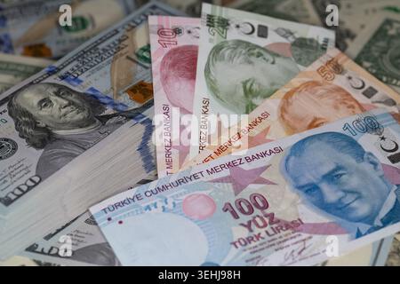 Lira turca e pila di banconote in dollari USA nel concetto globale di investimento valutario e finanza Foto Stock
