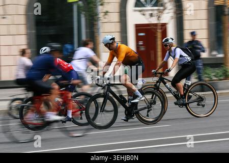 Mosca, Russia. 24 maggio 2026. Ciclisti dilettanti visti durante il Moscow Bike Festival. Il festival della bicicletta di Mosca ha segnato l'inizio della stagione estiva all'aperto e riunisce più di 60 mila persone sulla Garden Ring Road (chiamata Sadovoe Ring) nel centro di Mosca. Credito: SOPA Images Limited/Alamy Live News Foto Stock