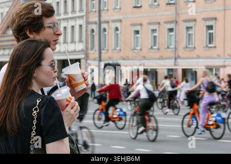 Mosca, Russia. 24 maggio 2026. Spettatori visti durante il Moscow Bike Festival. Il festival della bicicletta di Mosca ha segnato l'inizio della stagione estiva all'aperto e riunisce più di 60 mila persone sulla Garden Ring Road (chiamata Sadovoe Ring) nel centro di Mosca. Credito: SOPA Images Limited/Alamy Live News Foto Stock