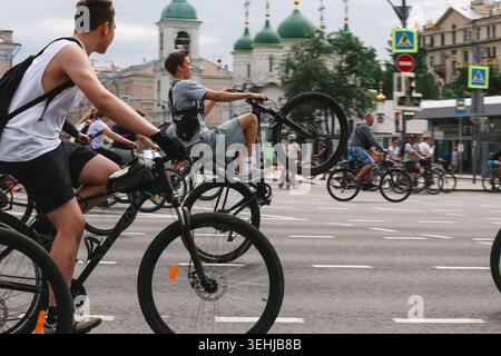 Mosca, Russia. 24 maggio 2026. I partecipanti fanno trucchi durante il Moscow Bike Festival. Il festival della bicicletta di Mosca ha segnato l'inizio della stagione estiva all'aperto e riunisce più di 60 mila persone sulla Garden Ring Road (chiamata Sadovoe Ring) nel centro di Mosca. Credito: SOPA Images Limited/Alamy Live News Foto Stock
