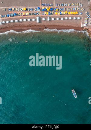 Vista aerea dall'alto verso il basso del Mar Mediterraneo turchese e della spiaggia di sabbia con lettini da mare ad Antalya, Riviera turca, Turchia Foto Stock