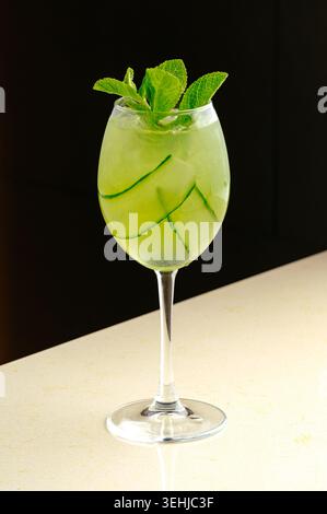 cocktail mojito analcolico con cetriolo e menta Foto Stock