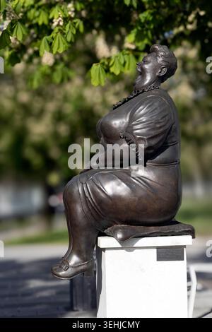 Statua in bronzo di una grande donna all'esterno del Museo delle caricature a Krems Foto Stock