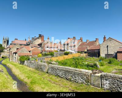 Cottage tradizionali in pietra, muretti a secco e giardini nella storica città mercato di Helmsley, North Yorkshire, Inghilterra, Regno Unito. Foto Stock
