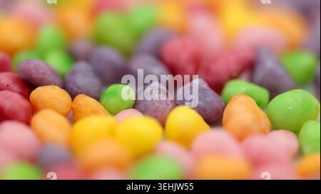 Primo piano di caramelle colorate e irregolari con profondità di campo ridotta Foto Stock