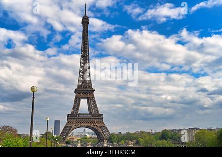 Un'impressionante vista grandangolare dell'iconica Torre Eiffel che si erge sopra il paesaggio urbano di Parigi, in Francia. Lo storico monumento a reticolo in ferro battuto è incorniciato Foto Stock