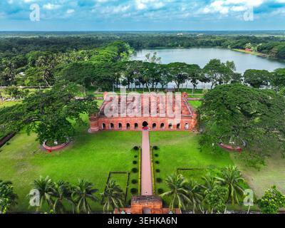 Vista aerea della Moschea Sixty Dome con le sue cupole in terracotta e i lussureggianti giardini presso un lago a Bagerhat, divisione Khulna, Bangladesh. Foto Stock