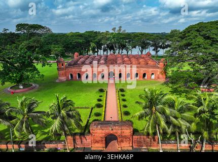 Vista aerea della Moschea Sixty Dome con le sue molteplici cupole in terracotta, lussureggianti giardini verdi e palme a Bagerhat, divisione Khulna, Bangladesh. Foto Stock