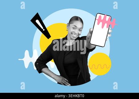 Donna che tiene in mano uno smartphone mentre sorride in un colorato collage di forme e design Foto Stock