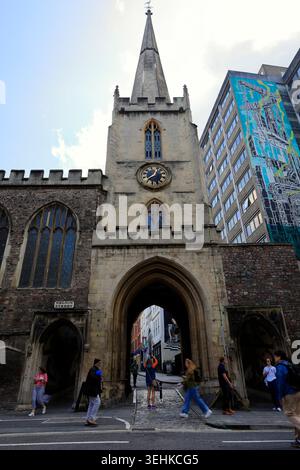 La chiesa e l'arco di San Giovanni Battista sono costruiti nelle antiche mura medievali della città, Broad Street, Bristol, Inghilterra, Regno Unito Foto Stock