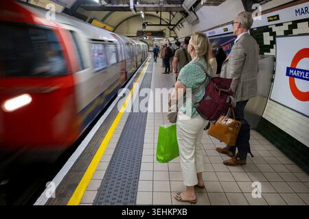 La metropolitana di Londra arriva alla stazione di Marylebone sulla Bakerloo Line il 22 maggio 2026 a Londra, Regno Unito. La metropolitana di Londra è un sistema di trasporto pubblico rapido che serve la grande Londra. La metropolitana ha le sue origini nella Metropolitan Railway, la prima ferrovia sotterranea al mondo per passeggeri. Foto Stock