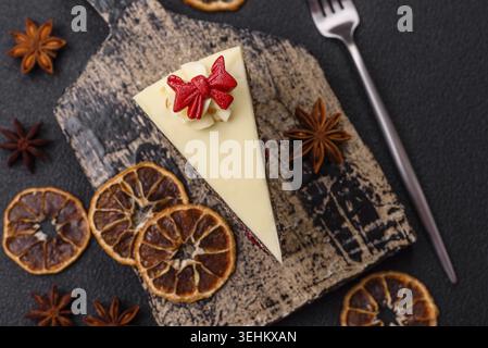 Cibo, un pezzo di cheesecake dolce a strati con ciliegie e semi di papavero su sfondo scuro Foto Stock