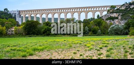 Acquedotto di Roquefavor, costruito nel XIX secolo per il Canal de Marseille, a Ventabren vicino Aix-en-Provence, in Francia Foto Stock