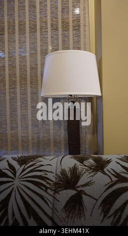 Lampada da tavolo moderna e divano a motivi geometrici Foto Stock