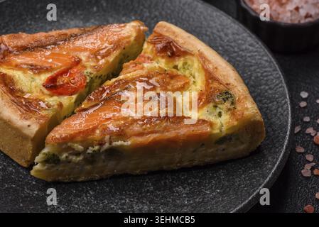 Cibo, Quiche, torta di salmone, broccoli, formaggio. Crostata di quiche con pesce e verdure, formaggio, sale e spezie, cibo sano Foto Stock