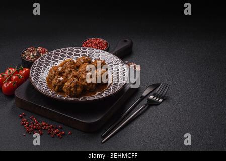 Cibo, carne, polpette in salsa di pomodoro, cibo italiano, manzo o maiale con sale e spezie. Polpette con pomodori come sfondo per il tuo design Foto Stock