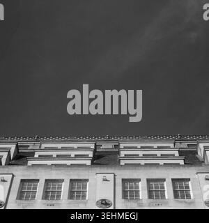Immagine verticale e verticale della facciata di un edificio civico contro un cielo scuro, Manchester, monocromatica. Foto Stock